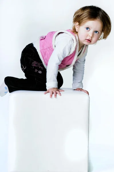 Meisje zittend op een stoel — Stockfoto