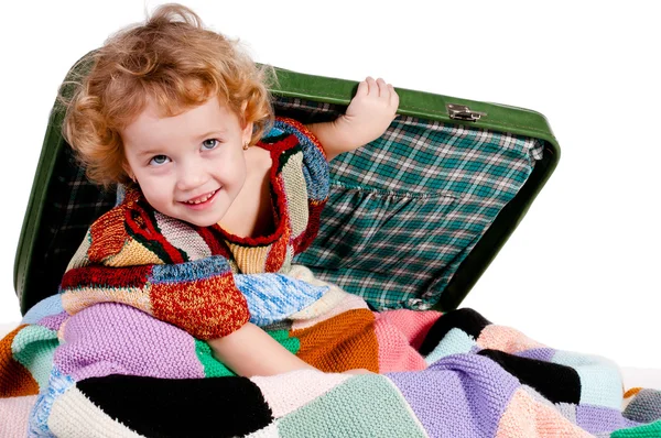 Дівчина ховається у валізі — стокове фото
