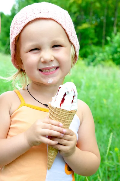 Dziewczyna jedząca lody — Zdjęcie stockowe