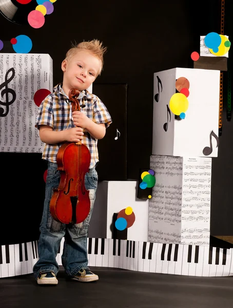Niño con un violín —  Fotos de Stock