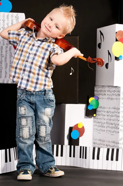 バイオリンを持つ少年 — ストック写真