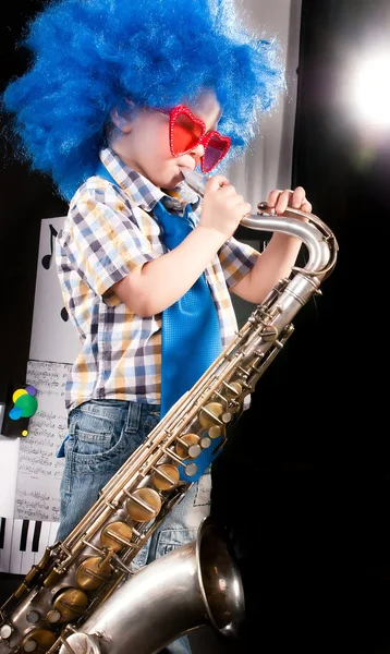Un chico con saxofón —  Fotos de Stock