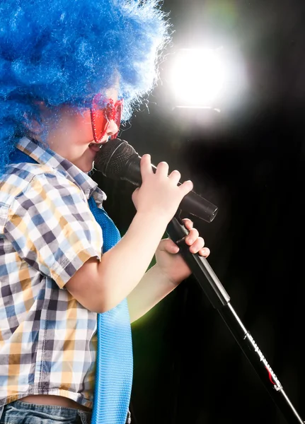 Boy sings into a microphone — Stock Photo, Image
