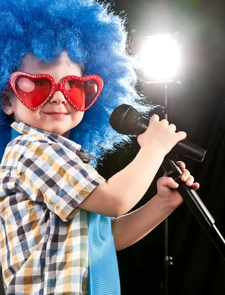 Boy sings into a microphone — Stock Photo, Image