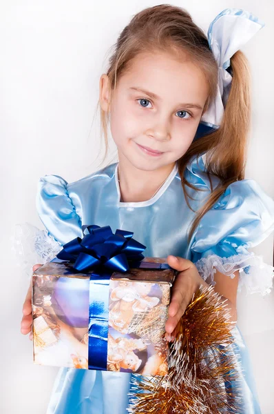 Menina recebe um presente de Natal — Fotografia de Stock
