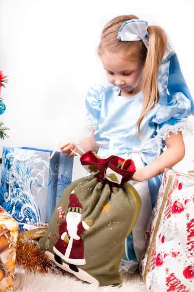 Dívka dostane vánoční dárek — Stock fotografie