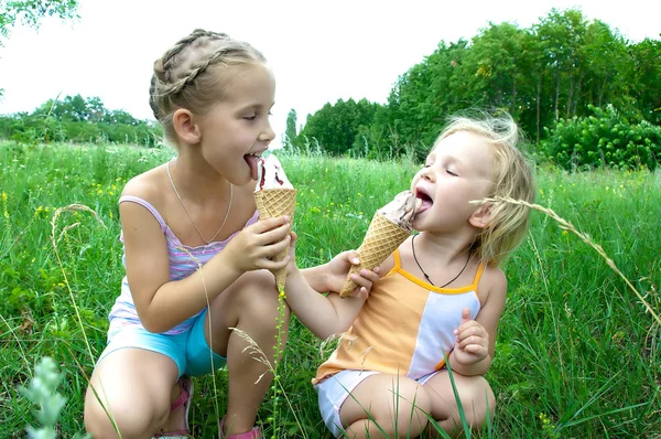 Детское мороженое — стоковое фото