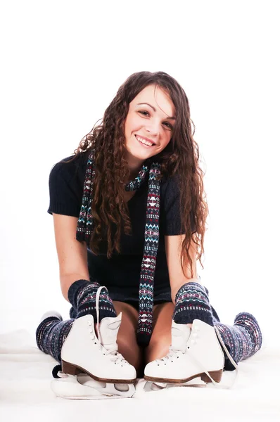 Chica sosteniendo patines de hielo — Foto de Stock