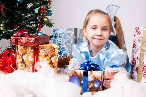 Meisje krijgt een kerstcadeau — Stockfoto