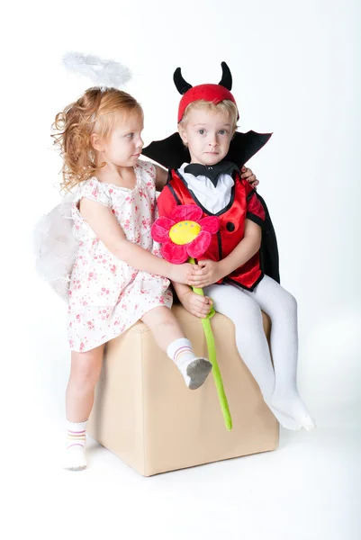 Мальчик в образе дьявола и девочка-ангел — стоковое фото