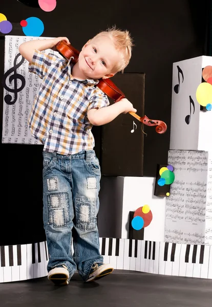 Хлопчик зі скрипкою — стокове фото