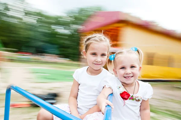 Kinderen draaien op een carrousel — Stockfoto