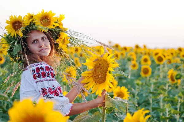 Vacker flicka med solros — Stockfoto