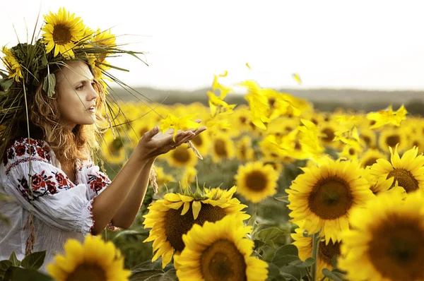 Schönes Mädchen mit Sonnenblume — Stockfoto