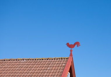 eski bir İsveçli ev üzerinde küçük weathervane