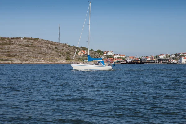 Barca a vela sulla costa occidentale svedese — Foto Stock
