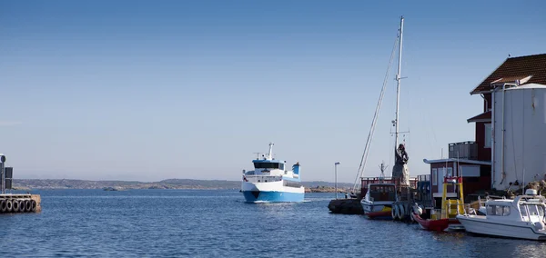 Transbordador de transporte público que llega a la isla sueca de vacaciones o — Foto de Stock