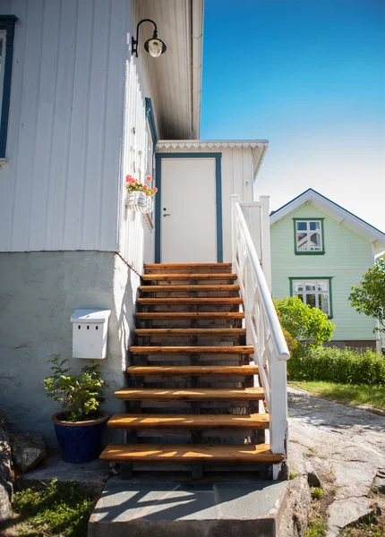 Escaleras que conducen a una pequeña casa de verano en Suecia —  Fotos de Stock