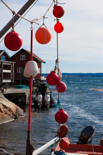 Equipo de pesca colgado en un pequeño pueblo de pescadores —  Fotos de Stock