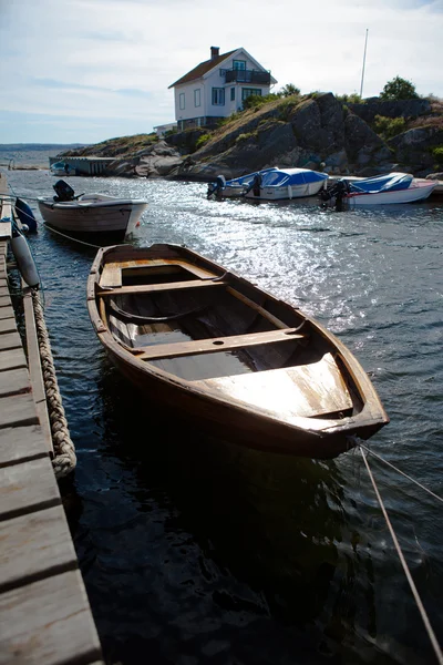 En liten träbåt — Stockfoto