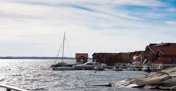 Vue panoramique sur un petit port suédois — Photo