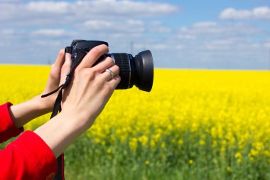 kadının fotoğrafını alan