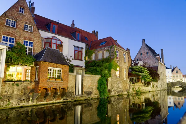 Canal y casas en Brujas, Bélgica — Foto de Stock