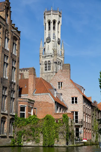 Csatorna és a házak a Bruges, Belgium — Stock Fotó