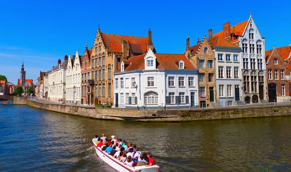 Kanaal en huizen in Brugge, België — Stockfoto