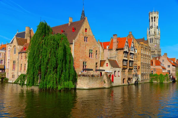 运河和房子在比利时布鲁日 — 图库照片
