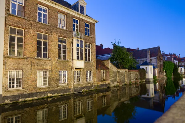 Kanál a domy na Bruggy, Belgie — Stock fotografie