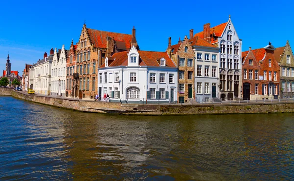 Csatorna és a házak a Bruges, Belgium — Stock Fotó