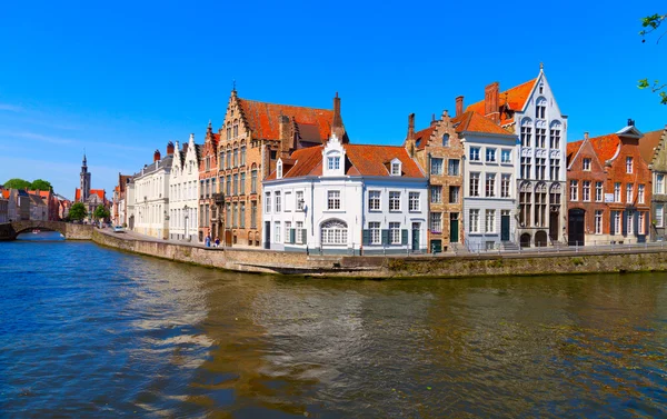 Canal e casas em Bruges, Bélgica — Fotografia de Stock