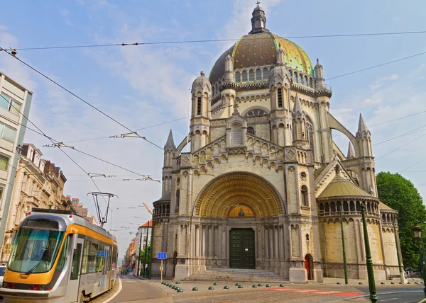 Церковь и трамвай — стоковое фото