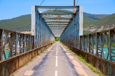 yol ve su deposu üzerinden çelik köprü