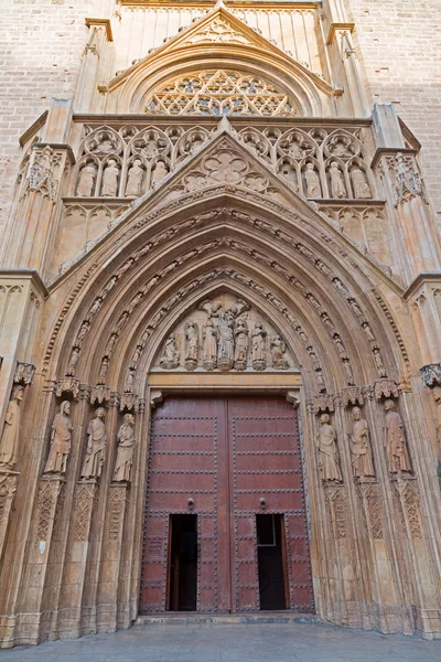 Katedral girişinde — Stok fotoğraf