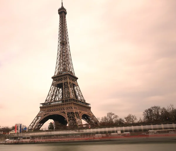 La Torre Eiffel en París, Francia — Foto de Stock