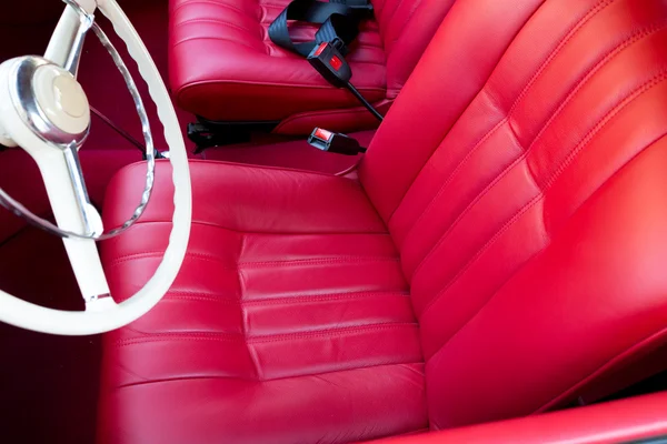 Parlak kırmızı araba deri koltuklar — Stok fotoğraf