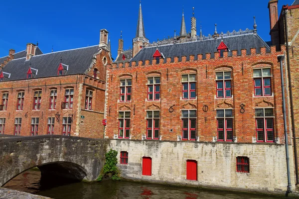 Floris karos Bruges házak és a híd, Belgium — Stock Fotó
