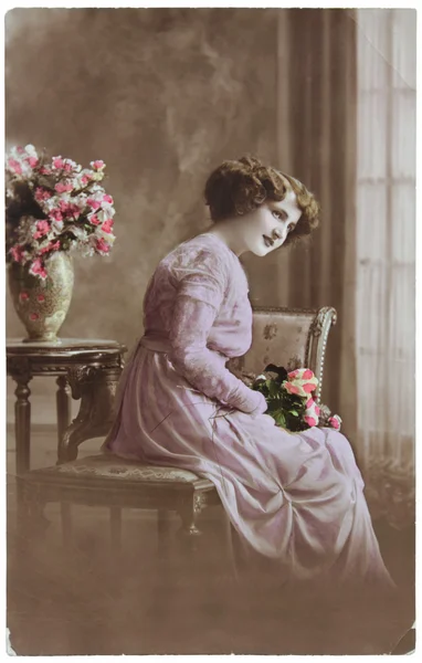 Γυναίκα με λουλούδια — Φωτογραφία Αρχείου