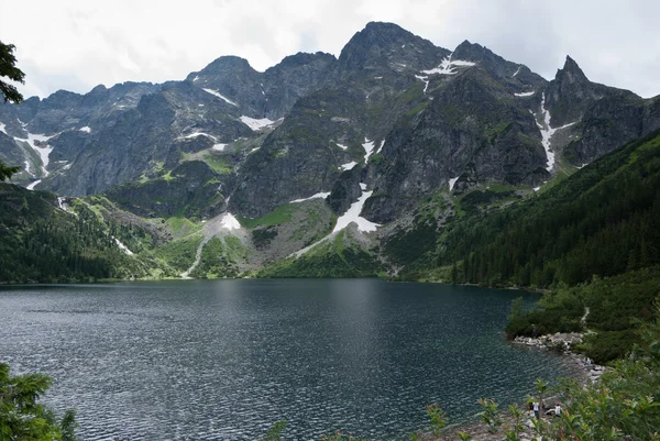 Lago na montanha — Fotografia de Stock