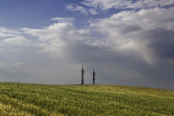 Landschaft mit Telekommunikationsantennen — Stockfoto