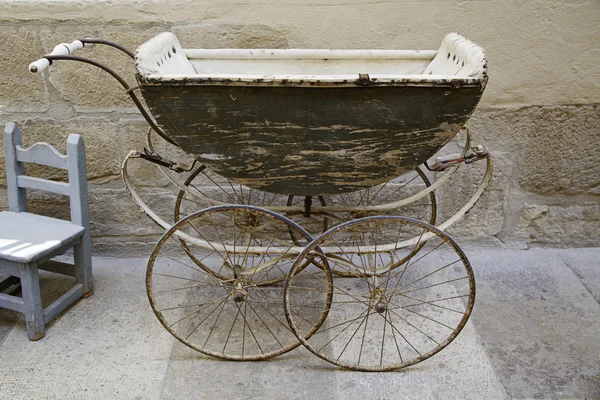 Старая коляска — стоковое фото