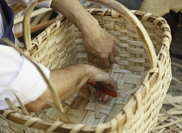 Working a basket — Stock Photo, Image
