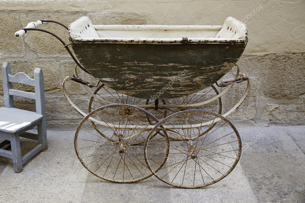 Old baby carriage — Stock Photo 