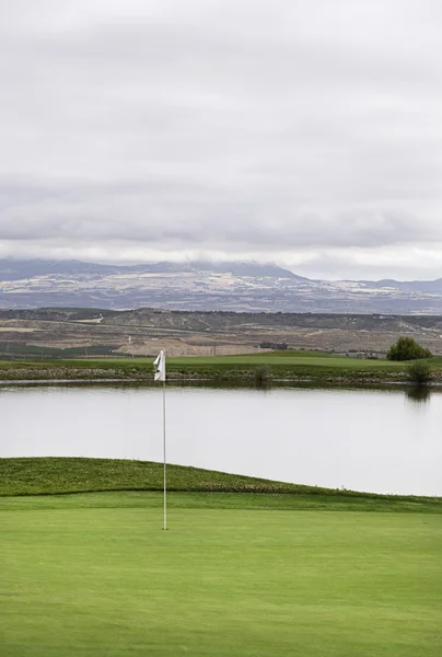 Golfplatz mit See — Stockfoto