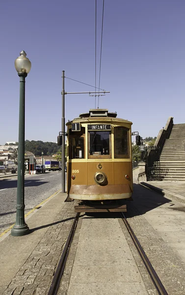 Старый трамвай Лиссабона — стоковое фото