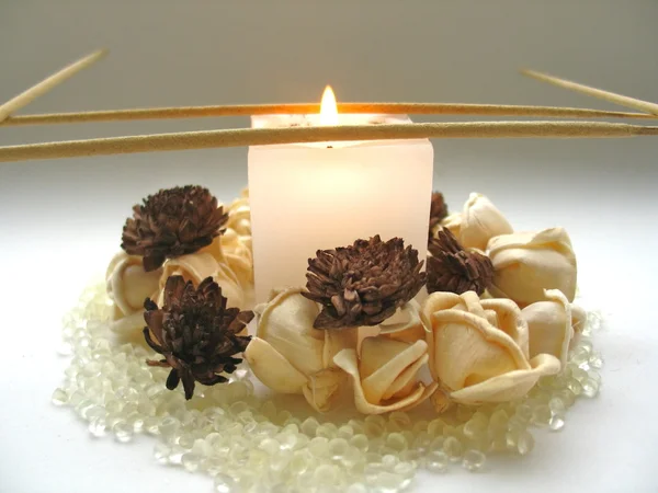 Svíčky, květiny a vonné tyčinky — Stock fotografie