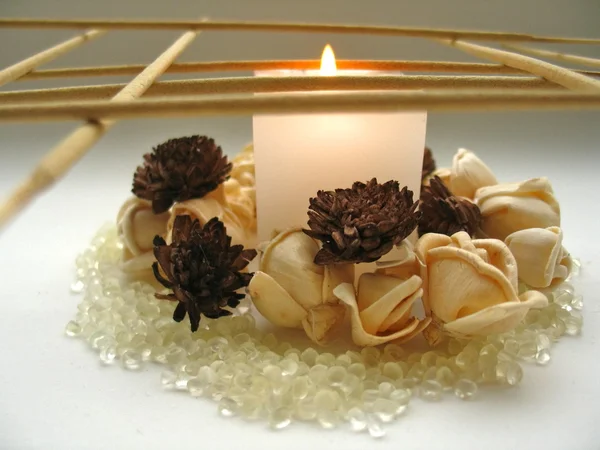 蜡烛、 鲜花和香枝三 — 图库照片