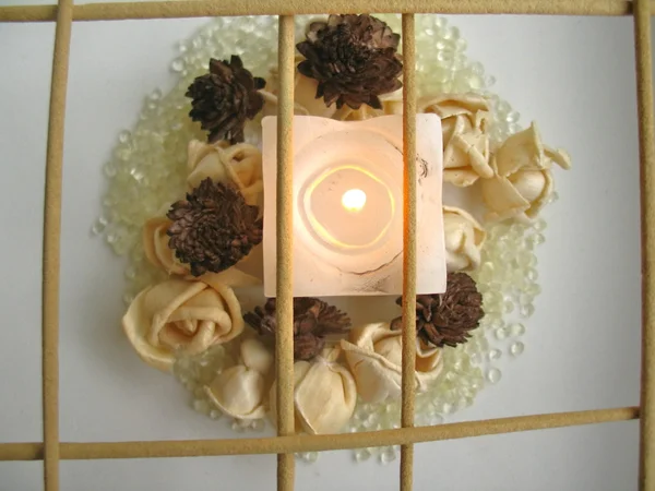 Svíčky, květiny a vonné tyčinky v — Stock fotografie
